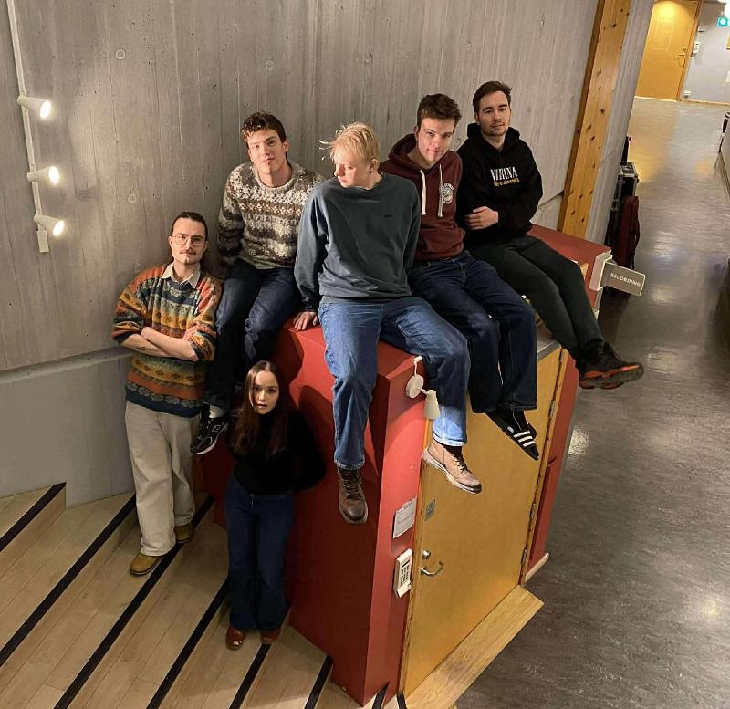 ODESSA SPELLEMANNSLAG.jpeg Bilde av bandet sittende på inngangen til konsertsalen på konservatoriet